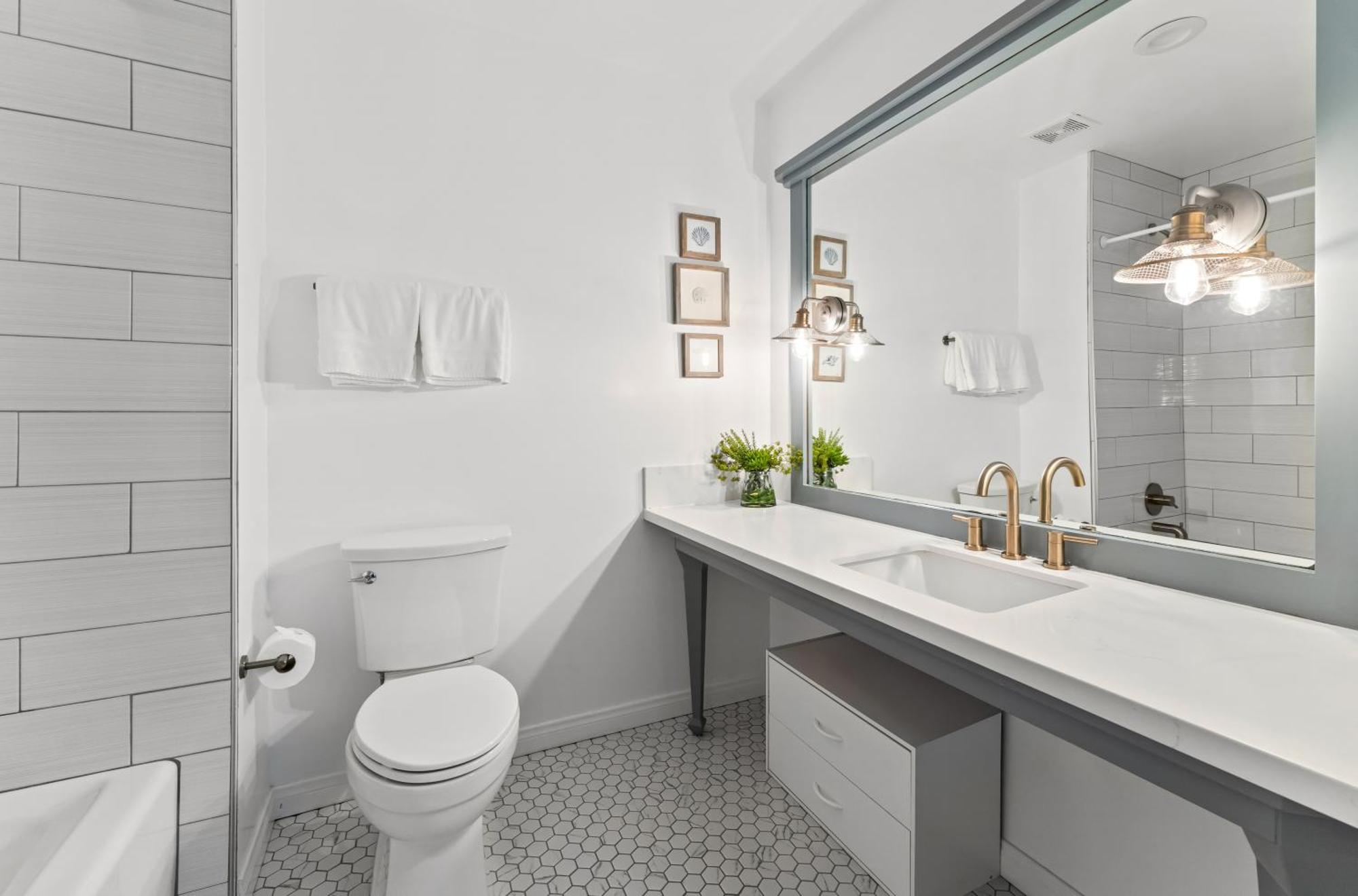 Marina Corner King + Balcony,1695752220:JPEG